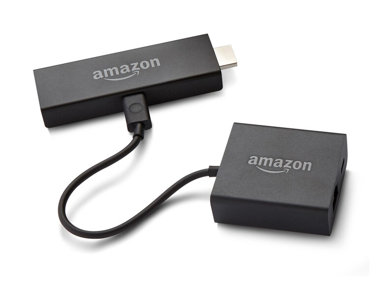 Fire TV Stick mit angeschlossenem Netzwerkadapter