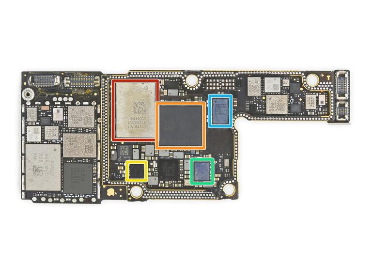 Modem und Broadband-Chip von Intel (orange) auf der Tochterplatine im iPhone Xs