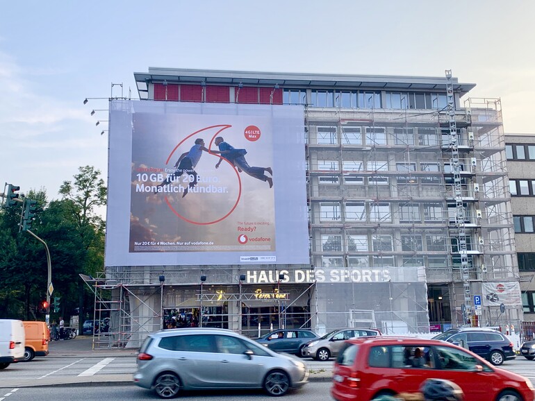 Vodafone-Werbung am Haus des Sports am Schlump in Hamburg
