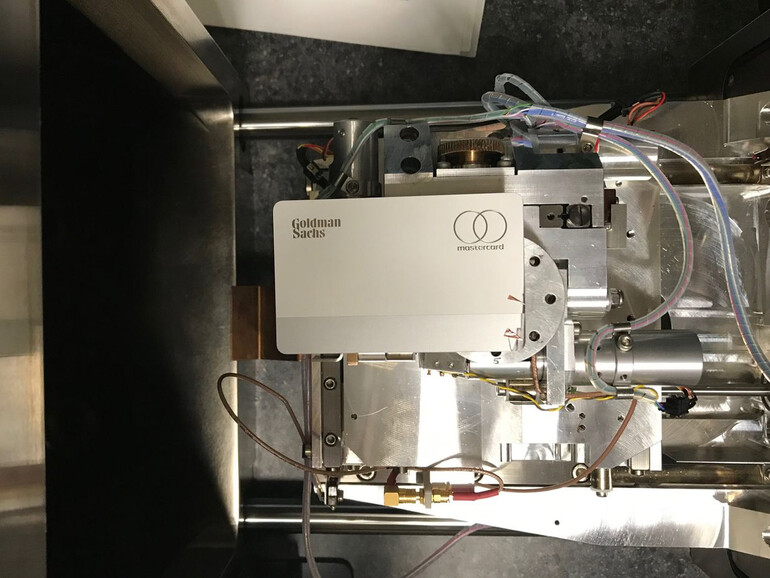 Apple Card im Elektronenmikroskop eingespannt