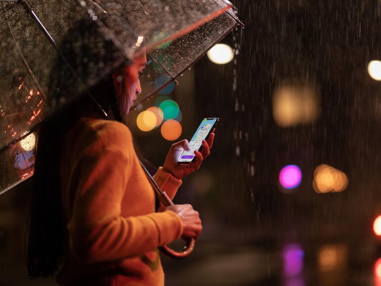 Nutzerin mit Face ID am iPhone, aber kommt Touch ID zurück?