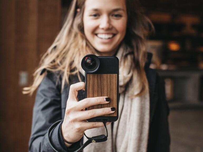 Mit alternativen Objektiven für das iPhone verhelfen Sie Ihren Filmen zu einem professionelleren Look.