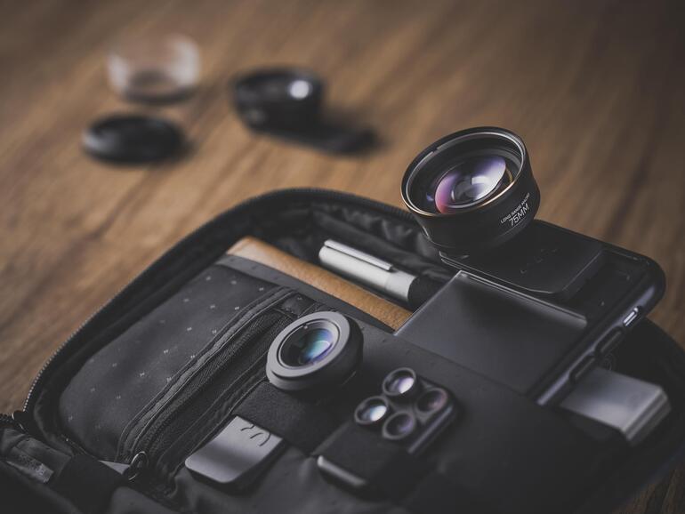 Bei der Shiftcam erhalten Sie eine Hülle mit einer Linsen-Schiene, so dass das Wechseln der Objektive mühelos gelingt.