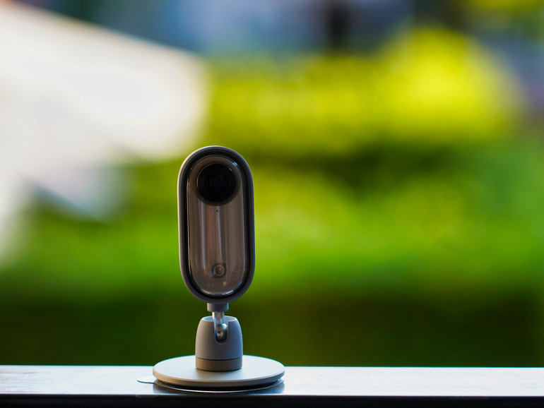 Ob waagerecht, quer oder senkrecht positioniert – die Insta360 Go richtet den Blickwinkel automatisch korrekt aus.