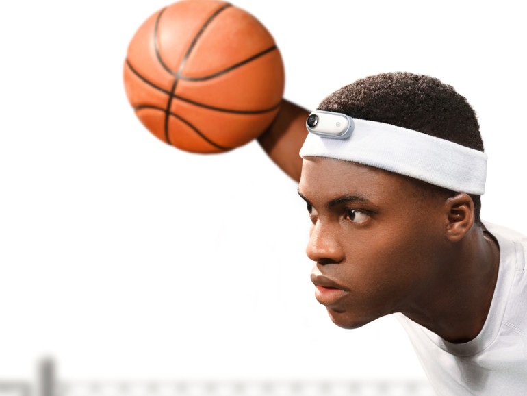 Dank starkem Magnetclip heftet die Insta360 Go selbst beim Sport fest an der Kleidung – und die Hände sind frei.