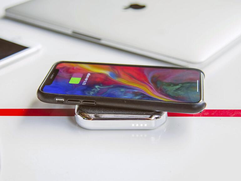 Pluto bietet einen kabelfreien 10-Watt-Ausgang zum schnellen Laden des iPhone X.