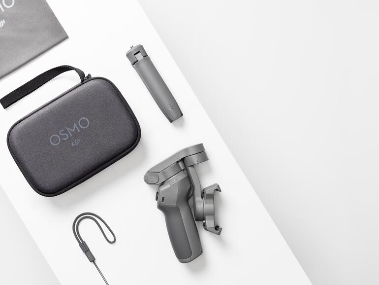 Für lediglich 20 Euro Aufpreis erhält man das Combo-Paket mit einem schützenden Case und einem einfachen Plastikstativ.