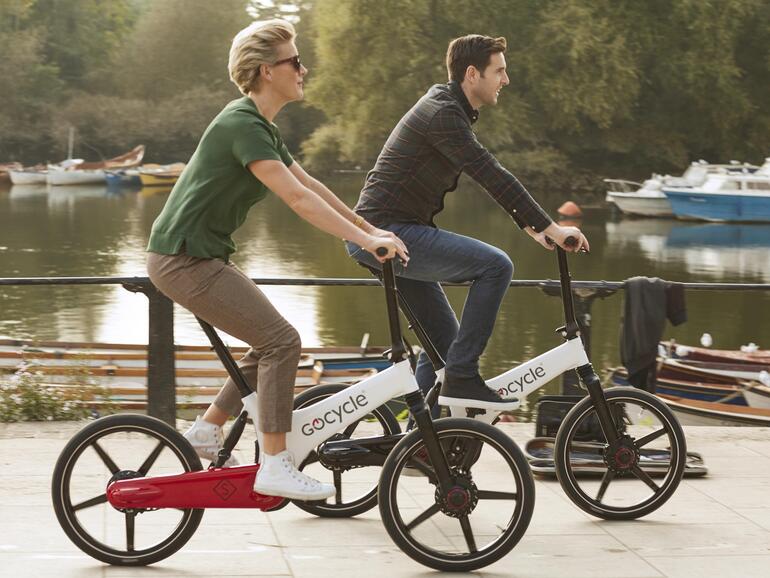 Neben dem grazilen Vello E-Bike ist auch das Gocycle faltbar und schnell verstaut. Optisch lässt es erahnen, wohin die Reise in Zukunft geht.