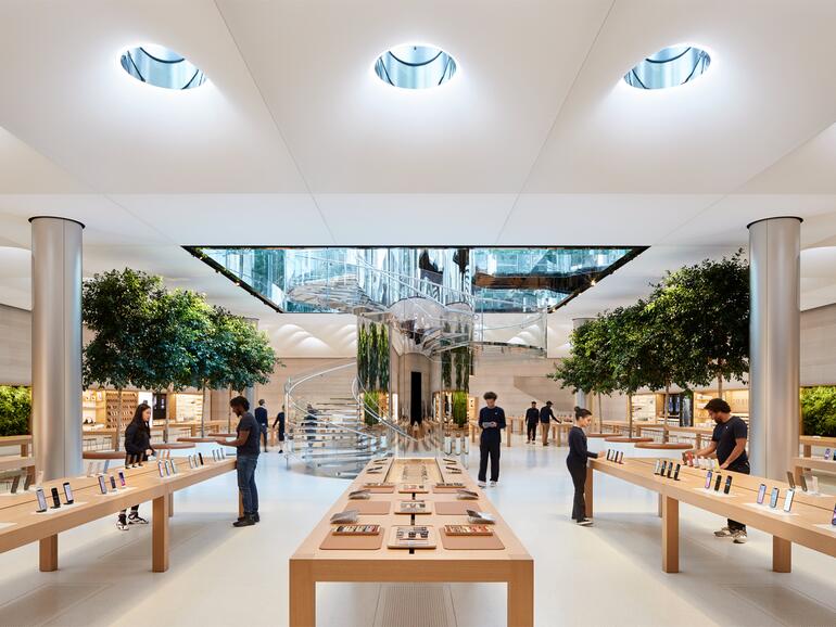 Neue Treppe aus Edelstahl und Oberlichter für natürliches Licht im Apple Store auf der 5th Avenue