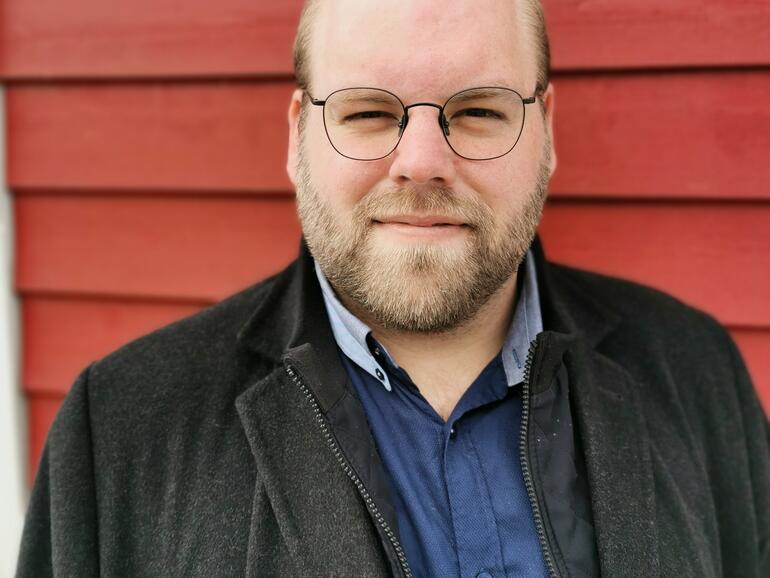 Das Huawei liefert beim Outdoor-Porträt-Test ein super Ergebnis, wenngleich das Bild etwas zu kalt ausfällt. Nichts, was sich nicht schnell reparieren ließe – aber darum geht es hier ja nicht.