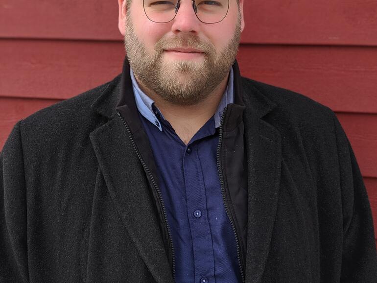 Das Google Pixel 3 hat ein Gesicht erkannt und gleich alle Weichzeichner, die es finden konnte, angewendet. Ja, viele Menschen stehen auf diesen Look. Als Option: einverstanden. Als automatische Realitätsverzerrung? Mhm …