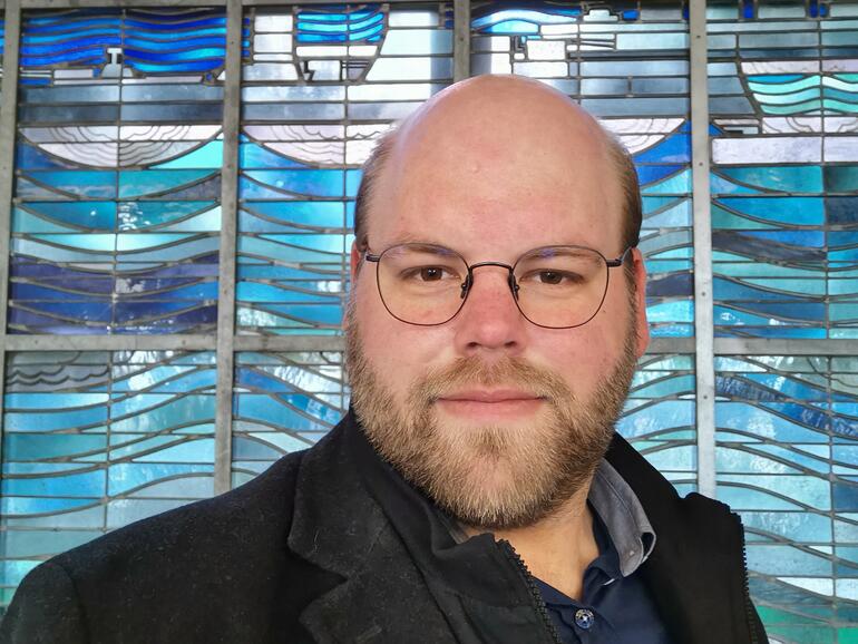 Beim Selfie im (wo vorhanden) Portärtmodus kann das Huawei P30 Pro erneut punkten, auch wenn die Aufnahme wieder etwas zu kühl ist.