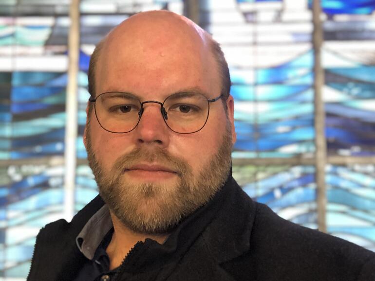 Beim iPhone X saufen die Details erneut ab. Bemerkenswert aber ist, dass es die Brille, insbesondere den Rahmen, deutlich besser abbildet, das die folgenden Aufnahmen von iPhone XR und iPhone XS und im oberen Bereich auch besser als iPhone 11 und iPhone 11 Pro.