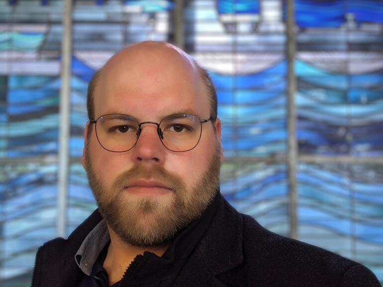 Dem Pixel-3-Bild merkt man einmal mehr an, dass Google wohl über die beste Software zur Gesichts- und Objekterkennung in Bildern verfügt. Aber wieder dieser übertriebene Weichzeichner/Beauty-Filter … 