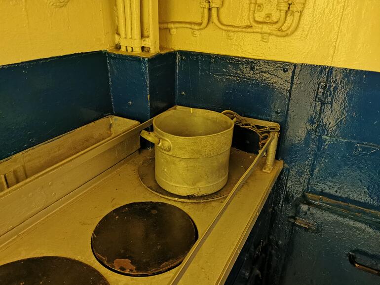 Ja, in dem U-Boot, in dem wir den Nachtmodus ausprobiert haben, war das Licht deutlich gelblich. Was allerdings das Huawei P30 Pro daraus macht, ist ein Witz. Schade. Denn die Schärfe der Aufnahme in der reichlich dunklen Kombüse beeindruckt.