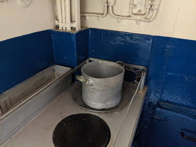 Google leistet mit dem Pixel-3-Nachtmodus bemerkenswertes, filtert in diesem Fall aber das gelbliche Licht komplett raus.