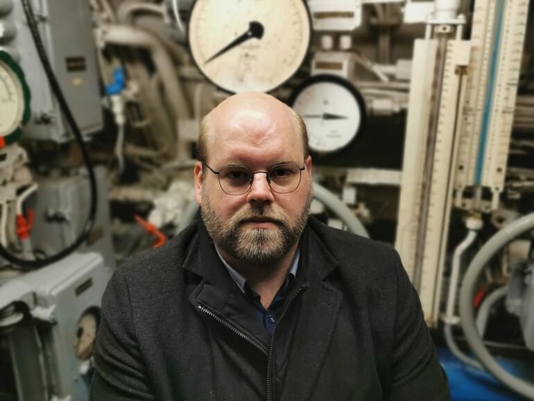 Auch bei Porträtaufnahmen im Inneren und unter fiesem Leuchstoffröhrenlicht liefert das Huawei P30 Pro leicht unterkühlte Bilder ab. Außerdem versinken Details in Schatten.