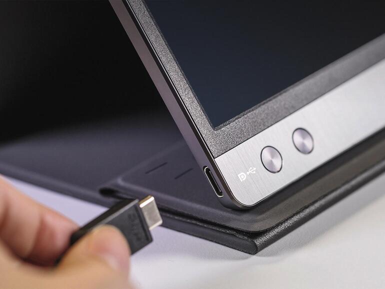 Das beiliegende USB-C-Kabel sorgt für die schnelle Verbindung zum MacBook.