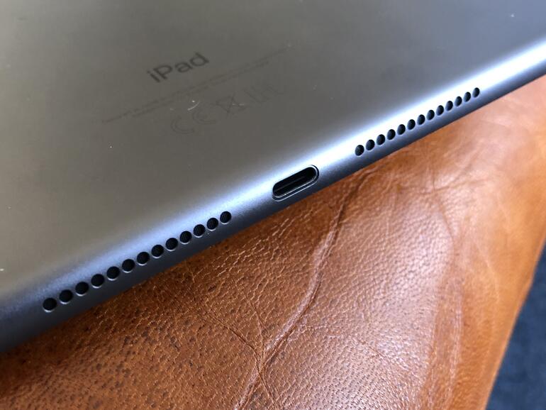 Auf der Unterseite befinden sich zwei Lautsprecher und der Lightning-Anschluss