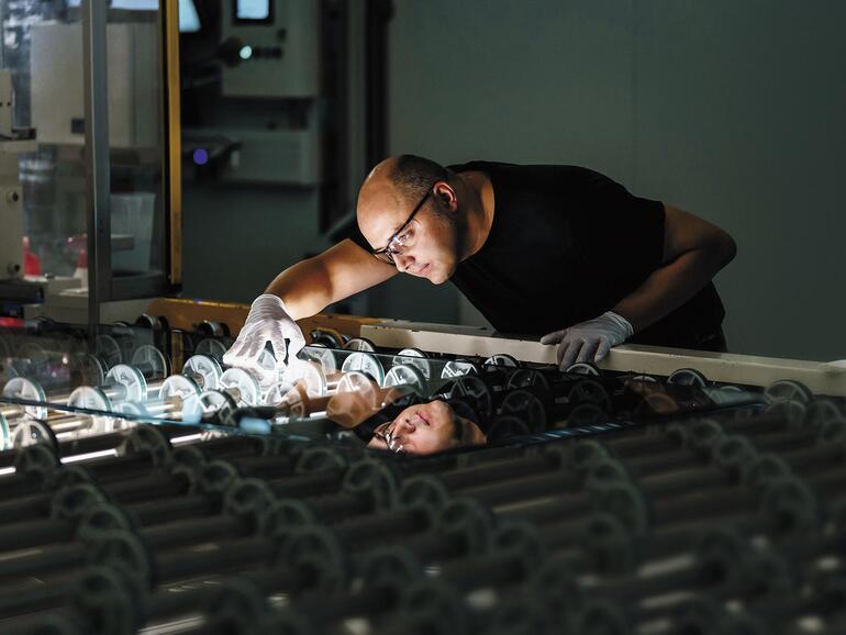 Ein Arbeiter überwacht die Glasproduktion, die laut Apple „primär mit sauberer Energie durchgeführt wird“.