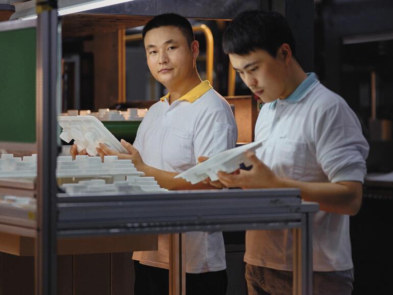 Apple setzt inzwischen auf abfallfreie Produktionsstätten und befasst sich immer stärker mit umweltfreundlichen Verpackungen. Weg vom Plastik – hin zum Karton aus recyceltem Papier.