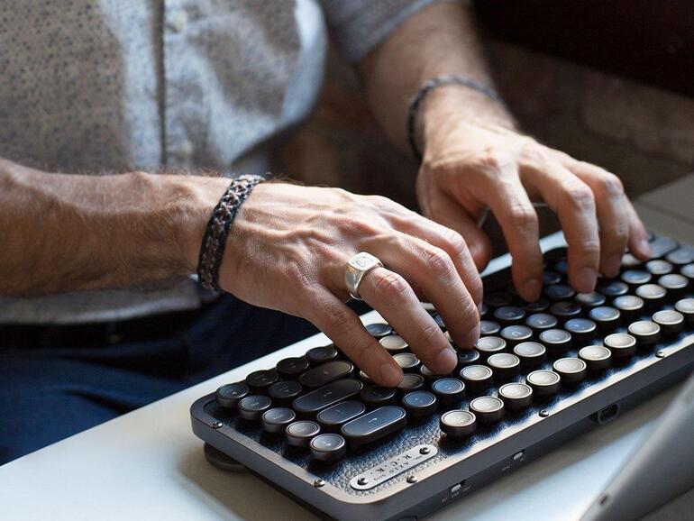 An das Tippen mit dem Retro Compact Keyboard muss man sich aufgrund des hohen Tastenhubs erst gewöhnen.