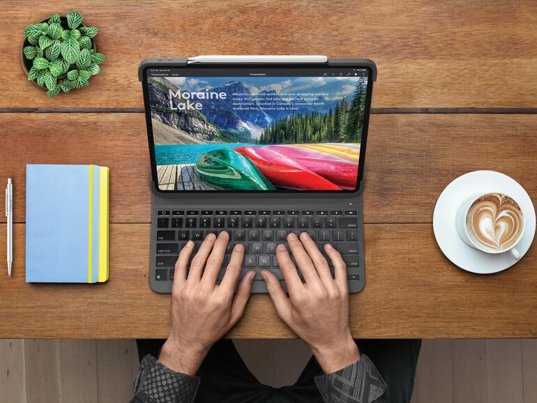 Egal ob Referat, geschäftliche Korrespondenz, Tabellenkalkulation oder der eigene Roman: Eine Tastaturhülle gestaltet solche Arbeiten am iPad Pro deutlich angenehmer – und ist im Idealfall schnell wieder entfernt.