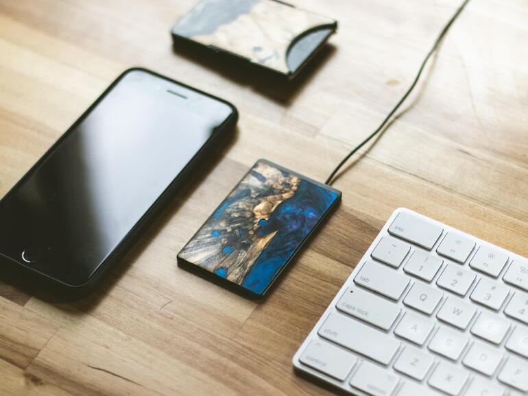 Jedes Produkt von Carved ist individuell – so auch der neue superdünne Qi-Lader.