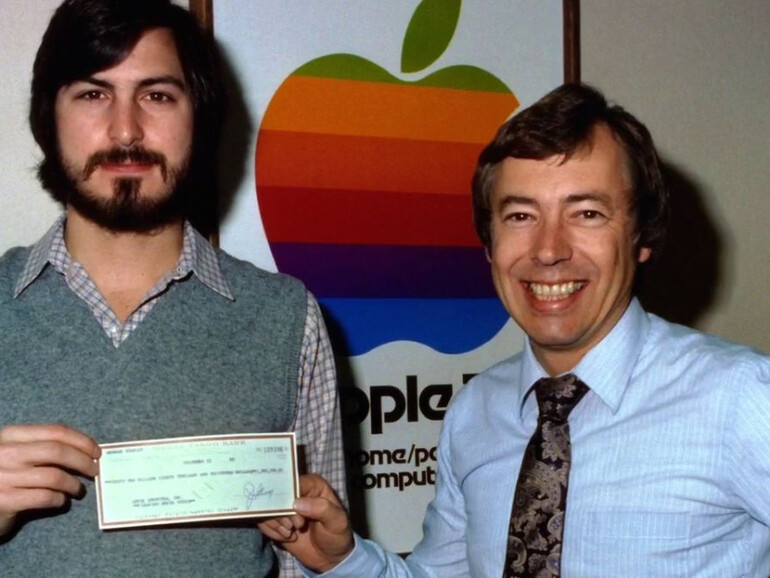 Steve Jobs und Mike Markkula bei der symbolischen Scheckübergabe