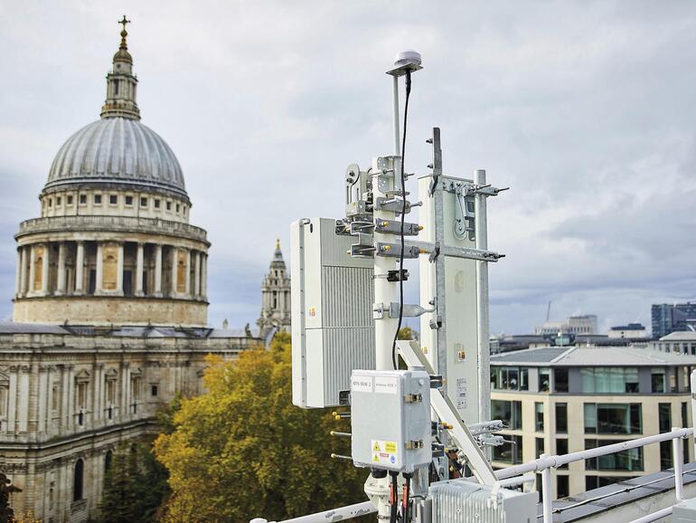 5G-Antennen sind etwas kleiner und werden nicht nur auf Dächern montiert.