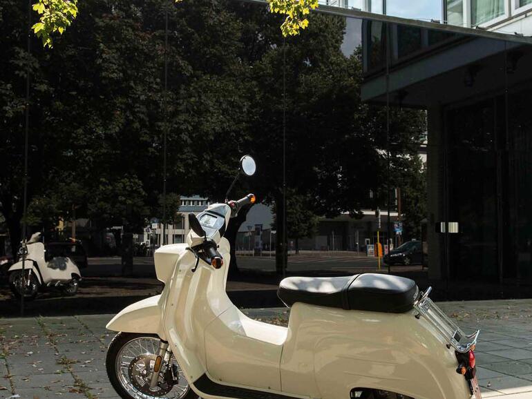 Die Schwalbe ist schwerer als andere E-Roller, liegt dafür aber besser auf der Straße und hat eine angenehme Federung.