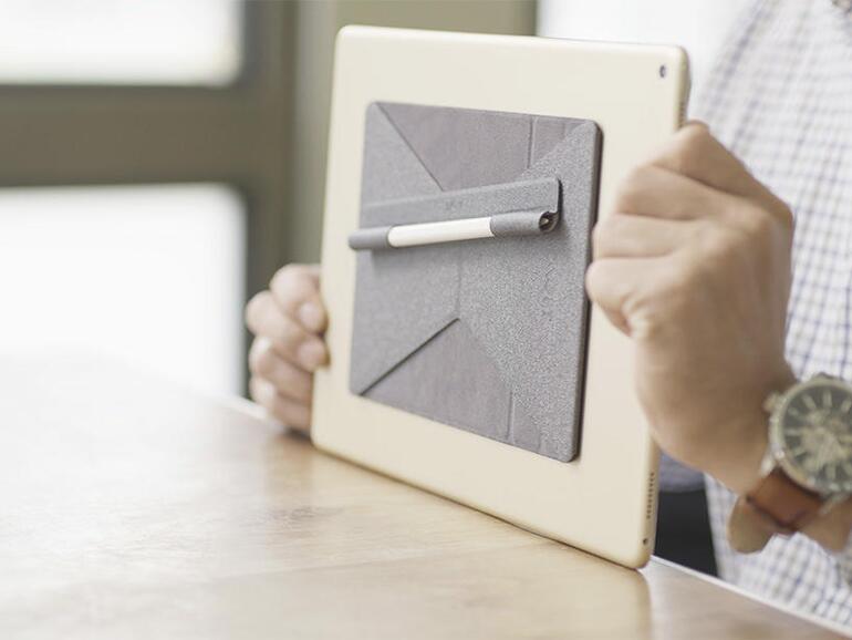 Der Moft-Ständer verschwindet fast völlig unter dem iPhone und iPad – bis Sie ihn aufstellen!