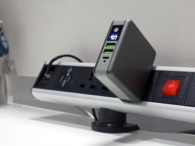 Der Supercharger lädt alle Apple-Geräte überall.