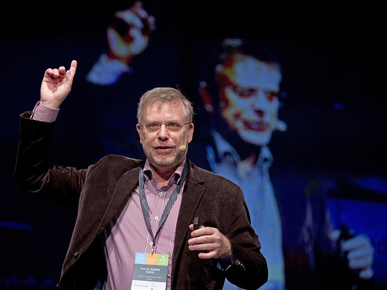 Der Mathematiker Gunter Dueck will das gymnasiale Wissen in über 7.000 Videos packen lassen.