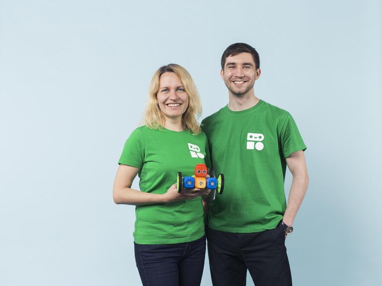 Mit ihrem visionären Start-up Robo Wunderkind will Anna Iarotska (links) die Digitalisierung im Klassenzimmer voranbringen und vermittelt Kindern ab fünf Jahren spielerischen Erfindergeist und technisches Know-how mittels selbstgebauter Roboter, die sich beliebig zusammensetzen und intuitiv via App programmieren lassen.