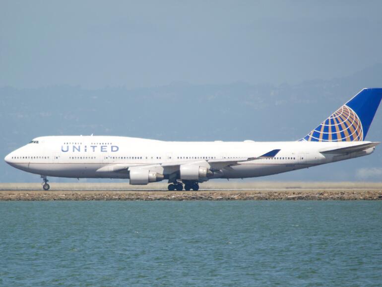 Eine Boeing 747-400 von United Airlines auf dem Rollfeld des Flughafens in San Francisco