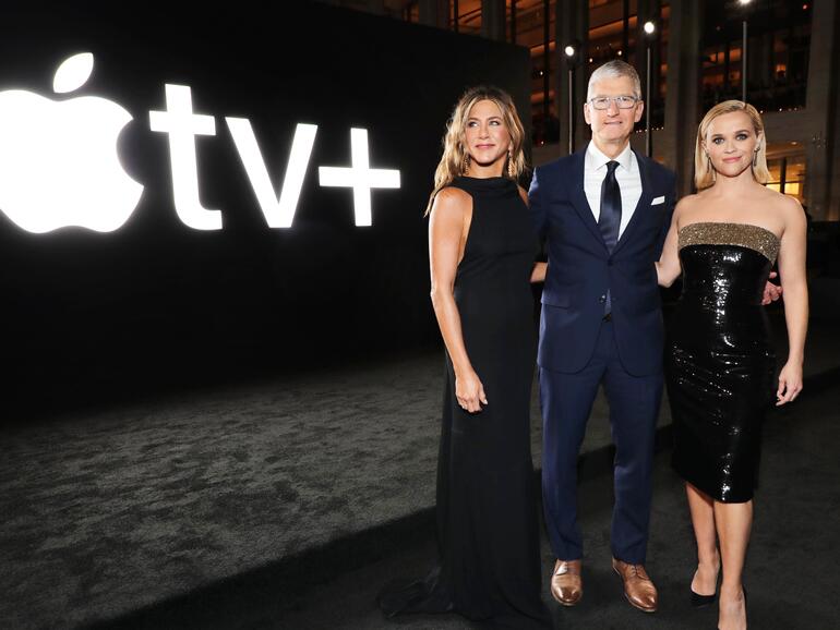 Jennifer Aniston, Tim Cook und Reese Witherspoon genießen einen gemeinsamen Moment bei der weltweiten Premiere von "The Morning Show" auf dem Josie Robertson Plaza und in der David Geffen Hall des Lincoln Center for the Performing Arts in New York