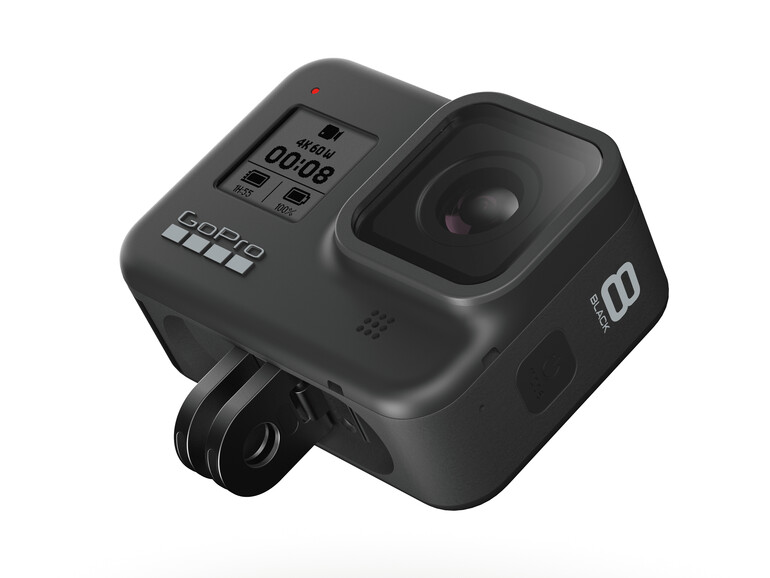 Die Ösen an der Gehäuseunterseite verbinden die Cam mit Halterungen. Sie lassen sich ausklappen – sie rasten dann ein und sitzen fest. 