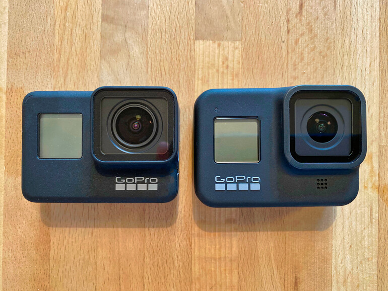 Die Hero7 Black (links) ist leichter und dicker als die neue GoPro. Die Hero8 ist breiter und höher.