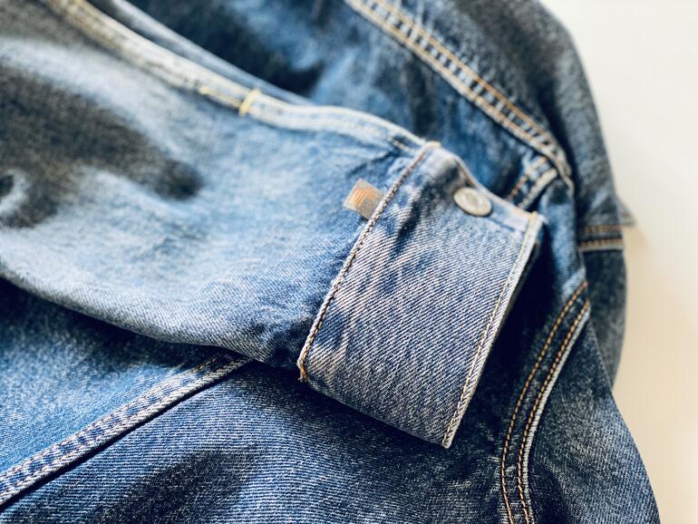 Von der regulären Trucker Jacket ist die Google-Jacquard-Variante auf den ersten Blick hin nur anhand dieses Etiketts zu unterscheiden. Im Bereich der Manschette befinden sich die berühungsempfindlichen Fasern – sie fallen im Jeansstoff kaum auf.