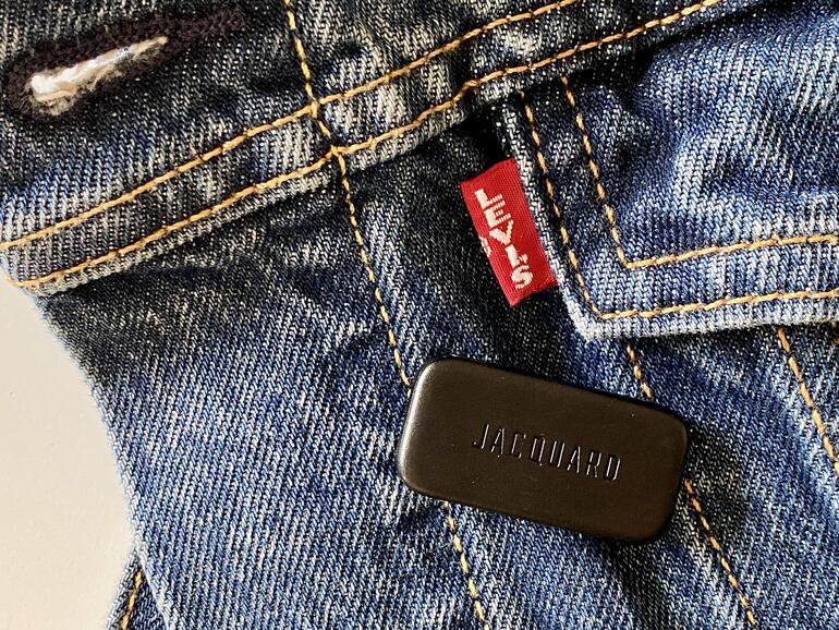 Das „Hirn“ der Jacke steckt in diesem unscheinbaren Dongle, seinen Platz findet es in einem Port an der Manschette des linken Ärmels. Über eine Micro-USB-Buchse lässt sich der in den Dongle integrierte Akku laden.