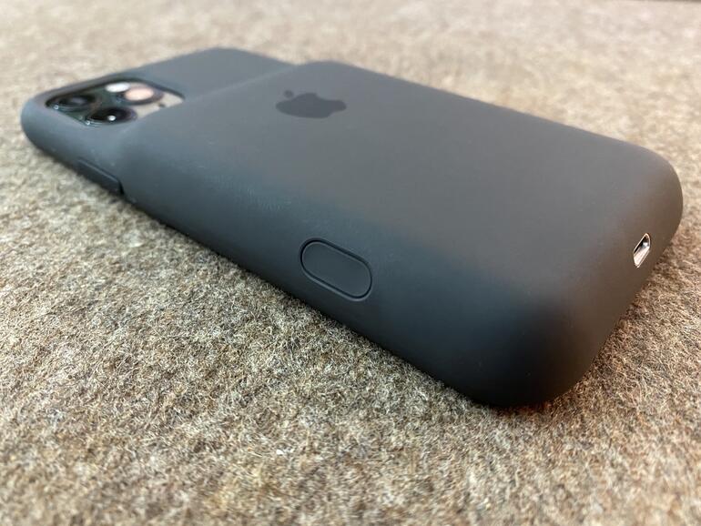 Die Taste für die Aktivierung der Kamera ist leicht ins Gehäuse eingelassen, um zu verhindern, dass sie aus Versehen betätigt wird.