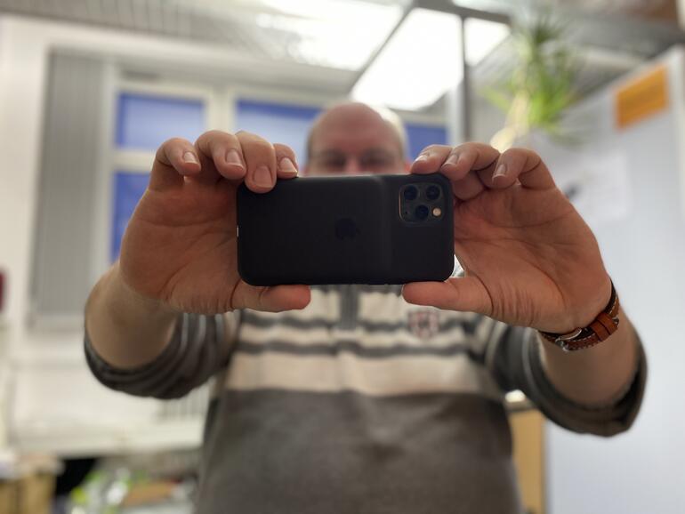 Chefredakteur Sebastian Schack probiert die neue Kamera-Schnellzugriff-Taste aus.