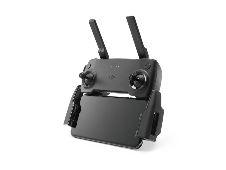 In den Controller lässt sich ein Smartphone einstecken. Bei Displaygrößen ab 6 Zoll müssen Sie allerdings gegebenenfalls die Schutzhülle entfernen, damit das Handy passt.