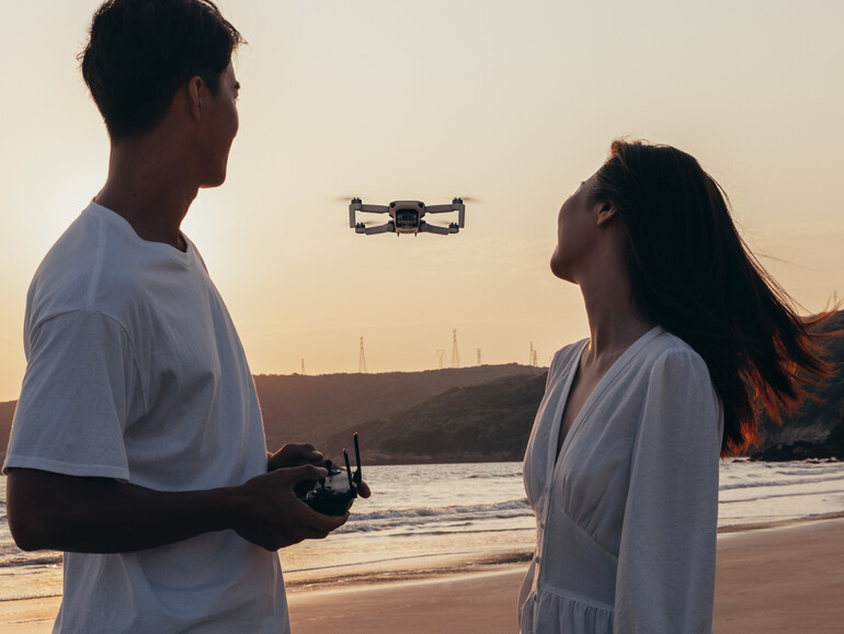 Die DJI Mavic Mini hält sicher ihre Position, wenn Sie keine Eingaben machen – Sensoren und Satellitennavigation sei Dank. Was sie ansonsten draufhat, verrät der Test.