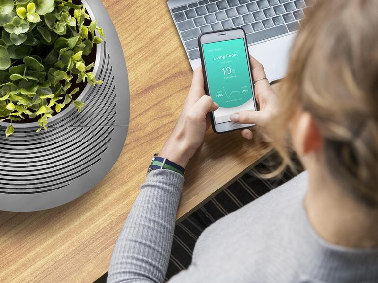 Urbie Air bewässert seine Pflanzen selbst gleich mit.