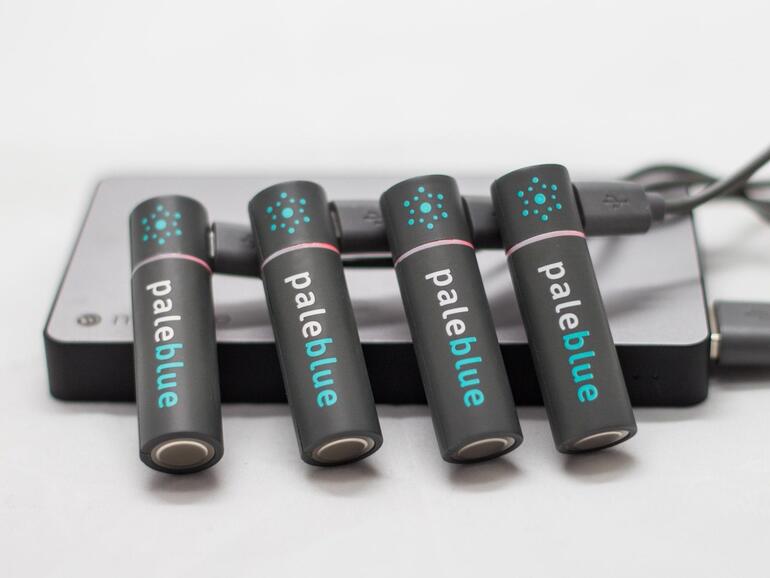 Ein Vierfach-Ladekabel liegt den Akkus bei.