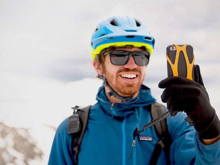 Für Extremsportler geeignet: Das iPhone in der sicheren Umarmung des Koala.