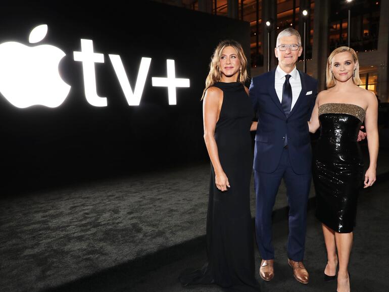 Jennifer Aniston, Tim Cook und Reese Witherspoon genießen einen gemeinsamen Moment bei der weltweiten Premiere von &quot;The Morning Show&quot; auf dem Josie Robertson Plaza und in der David Geffen Hall des Lincoln Center for the Performing Arts in New York.