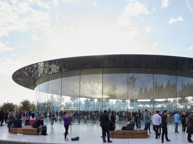 Die Gäste kommen im neu eröffneten Steve Jobs Theater im Apple Park an.